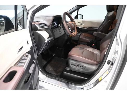 Used 2024 Toyota Sienna Platinum FWD image 13