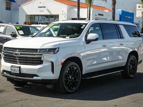 Used 2023 Chevrolet Suburban LT w/ Luxury Package RWD image 3