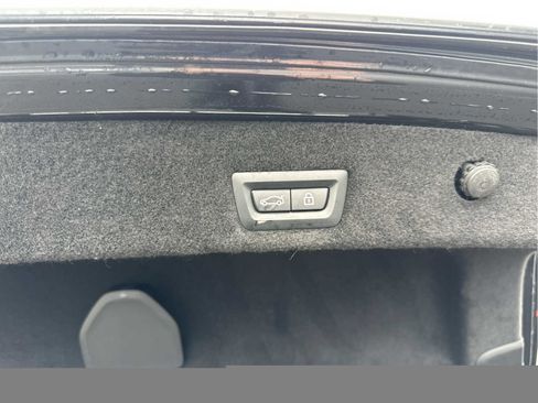 Used 2022 BMW 750i xDrive image 54