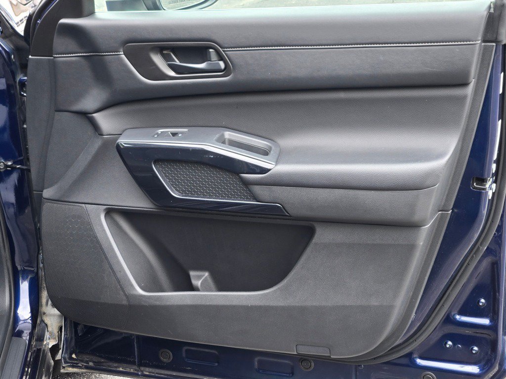 Used 2025 Nissan Pathfinder SV FWD image 6
