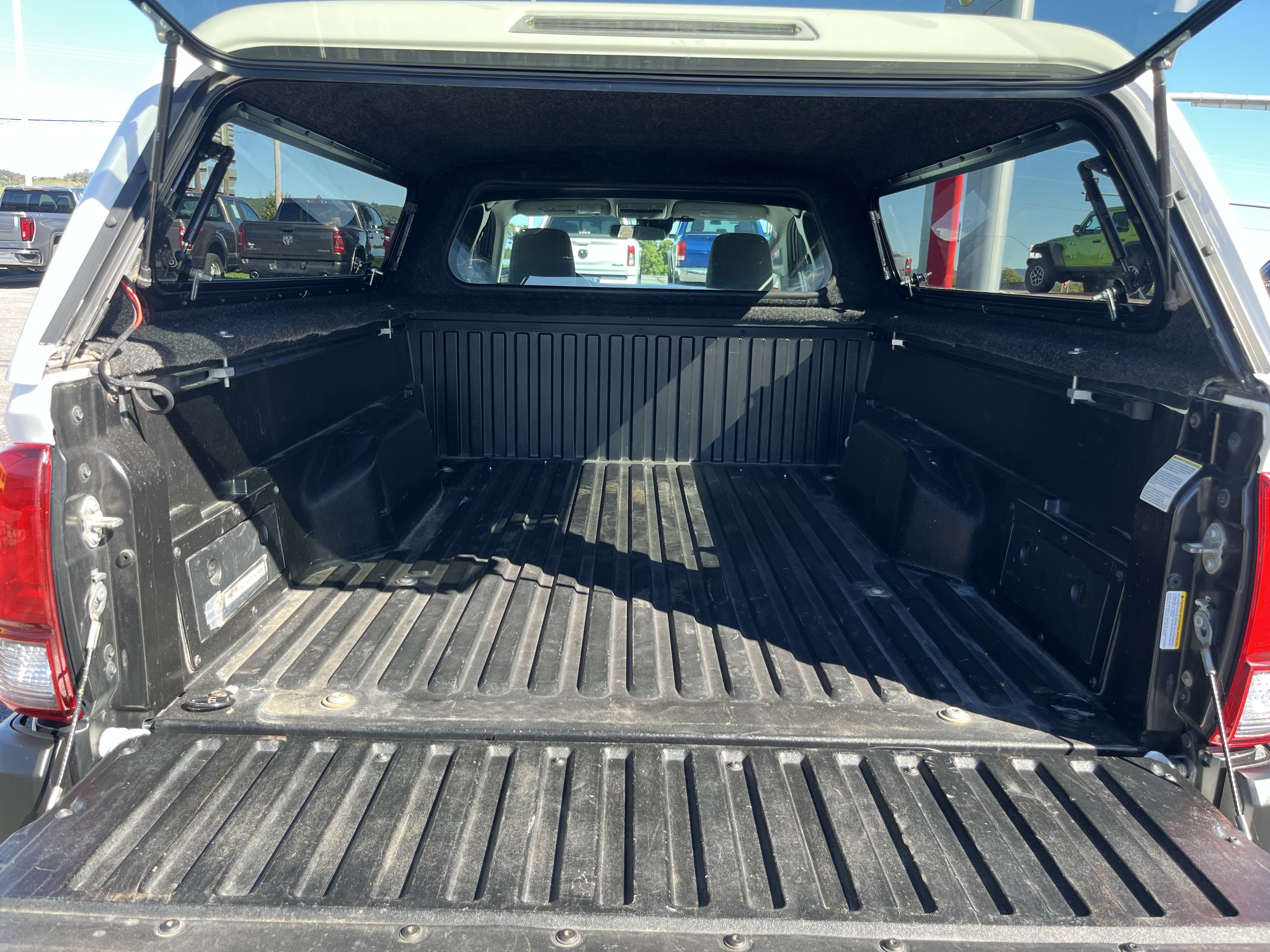 Used 2018 Toyota Tacoma SR AWD/4WD image 7