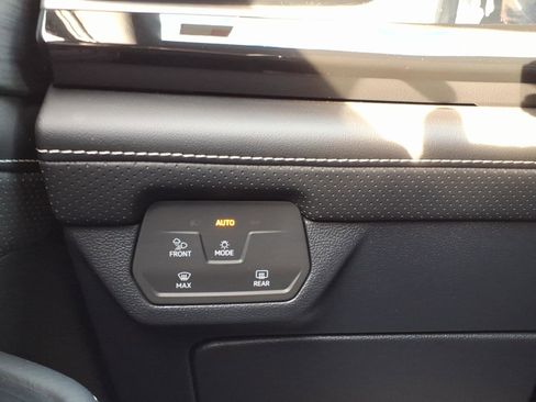 Used 2025 Volkswagen Atlas Cross Sport SE image 24