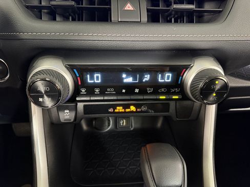 Used 2025 Toyota RAV4 XLE AWD/4WD image 15