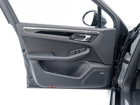 Certified 2025 Porsche Macan AWD/4WD image 21
