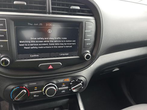 Used 2025 Kia Soul LX w/ LX Technology Package FWD image 9