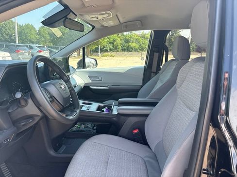 Used 2025 Toyota Sienna LE FWD image 12