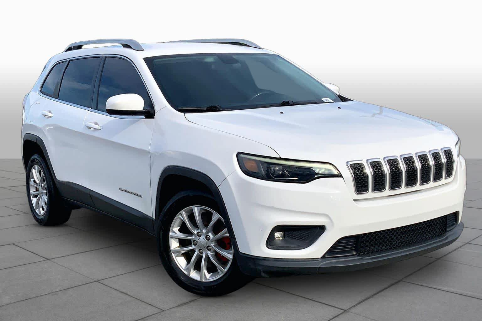 Used 2019 Jeep Cherokee Latitude w/ Cold Weather Group FWD image 3