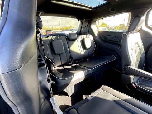 Used 2018 Chrysler Pacifica Limited w/ S Appearance Package image 31