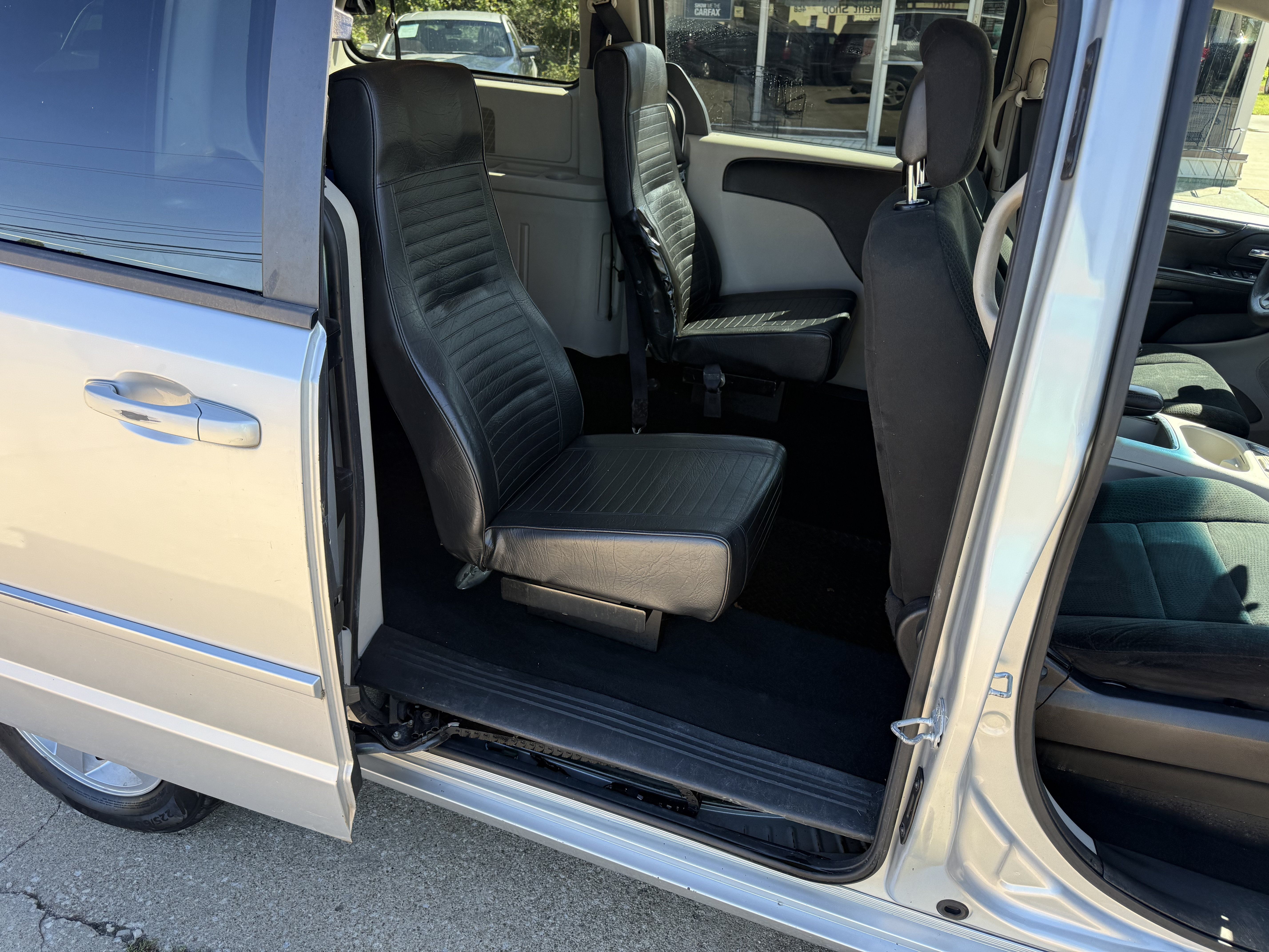 Used 2012 Dodge Grand Caravan SXT FWD image 14