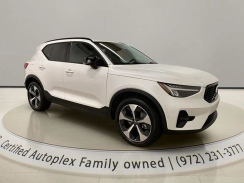 Used 2025 Volvo XC40 B5 Plus AWD/4WD image 7