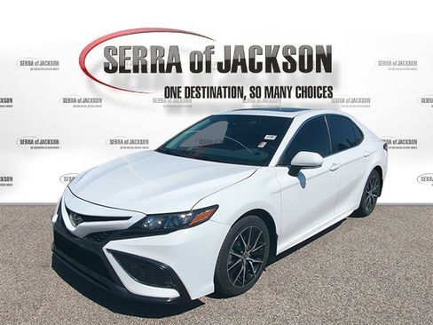 Used 2023 Toyota Camry SE w/ Cold Weather Package FWD image 4