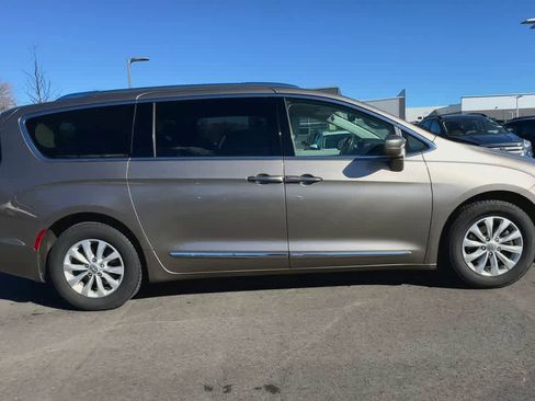 Used 2018 Chrysler Pacifica Touring-L image 9