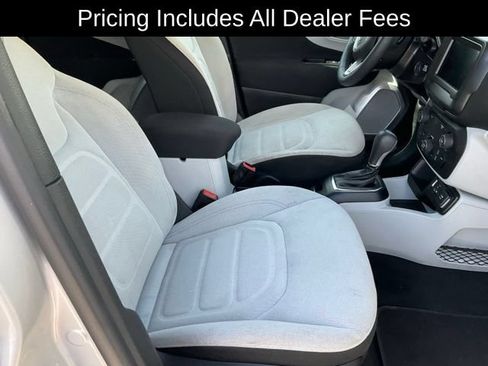 Used 2018 Jeep Renegade Latitude FWD image 9