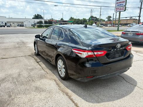 Used 2020 Toyota Camry LE w/ Convenience Package FWD image 4