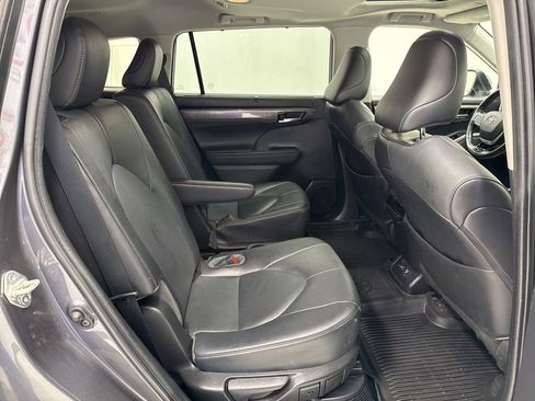 Used 2023 Toyota Highlander Limited image 12