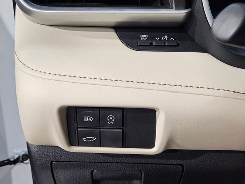 Used 2023 Toyota Highlander XLE FWD image 26