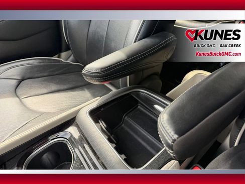 Used 2023 Chrysler Pacifica Limited FWD image 14