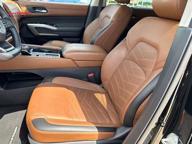 Certified 2025 Nissan Pathfinder Platinum w/ Cargo Package FWD image 17