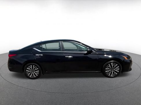 Used 2025 Nissan Altima 2.5 SV FWD image 15