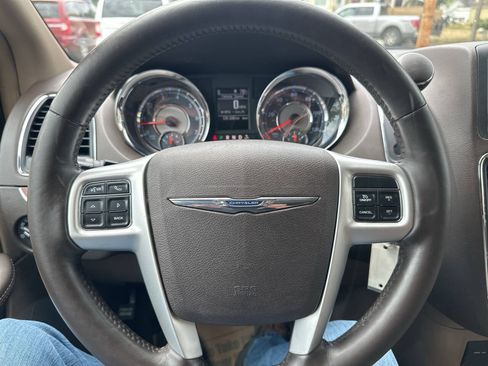 Used 2015 Chrysler Town & Country Touring-L w/ Driver Convenience Group FWD image 18