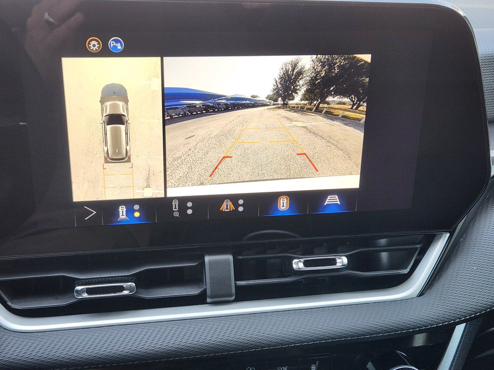 Used 2025 Chevrolet Equinox LT w/ Convenience Package II FWD image 7