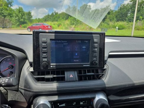 Used 2021 Toyota RAV4 LE FWD image 10