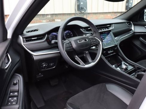 Used 2023 Jeep Grand Cherokee Altitude AWD/4WD image 13