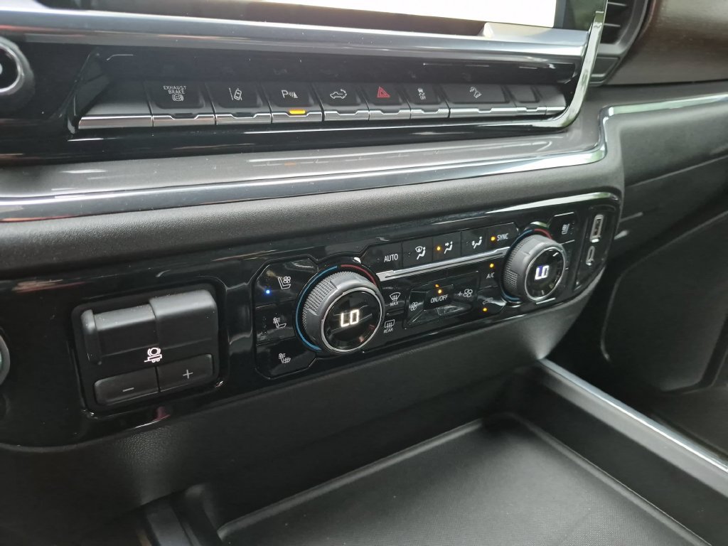 Used 2024 Chevrolet Silverado 2500 High Country w/ High Country Premium Package AWD/4WD image 23