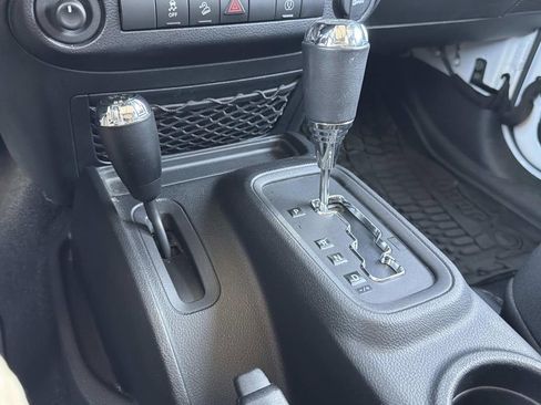 Used 2015 Jeep Wrangler Unlimited Rubicon w/ Connectivity Group image 22