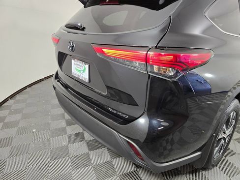 Used 2022 Toyota Highlander XLE AWD/4WD image 15