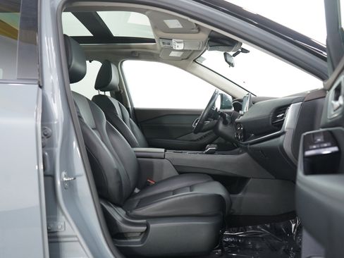 Used 2021 Nissan Rogue SV image 12