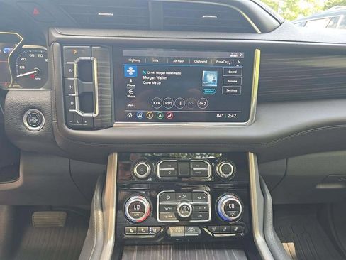 Used 2021 GMC Yukon XL Denali w/ Denali Premium Package AWD/4WD image 3