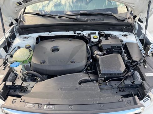 Used 2022 Volvo XC40 T5 Momentum image 12