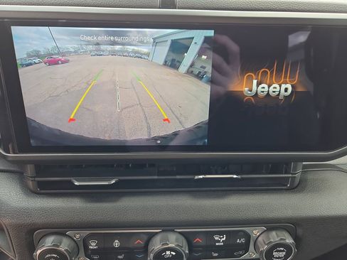 Used 2024 Jeep Wrangler Unlimited AWD/4WD image 26