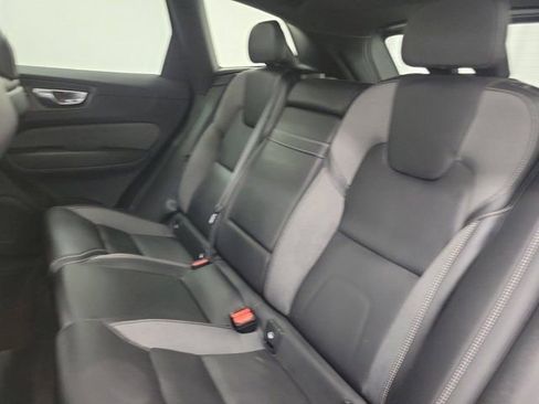 Used 2022 Volvo XC60 B5 R-Design w/ Advanced Package FWD image 11