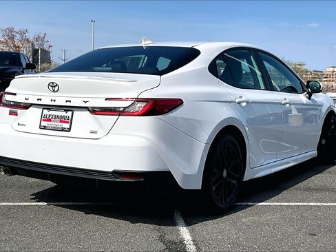 Used 2025 Toyota Camry SE image 12