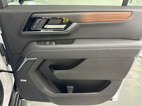 Used 2025 GMC Yukon XL Denali RWD image 25
