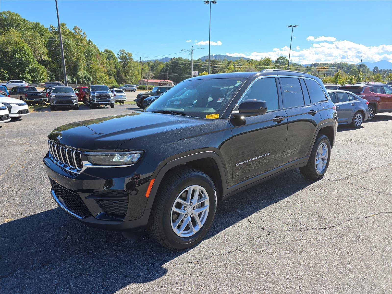 Used 2025 Jeep Grand Cherokee Laredo X w/ Luxury Tech Group I AWD/4WD image 7