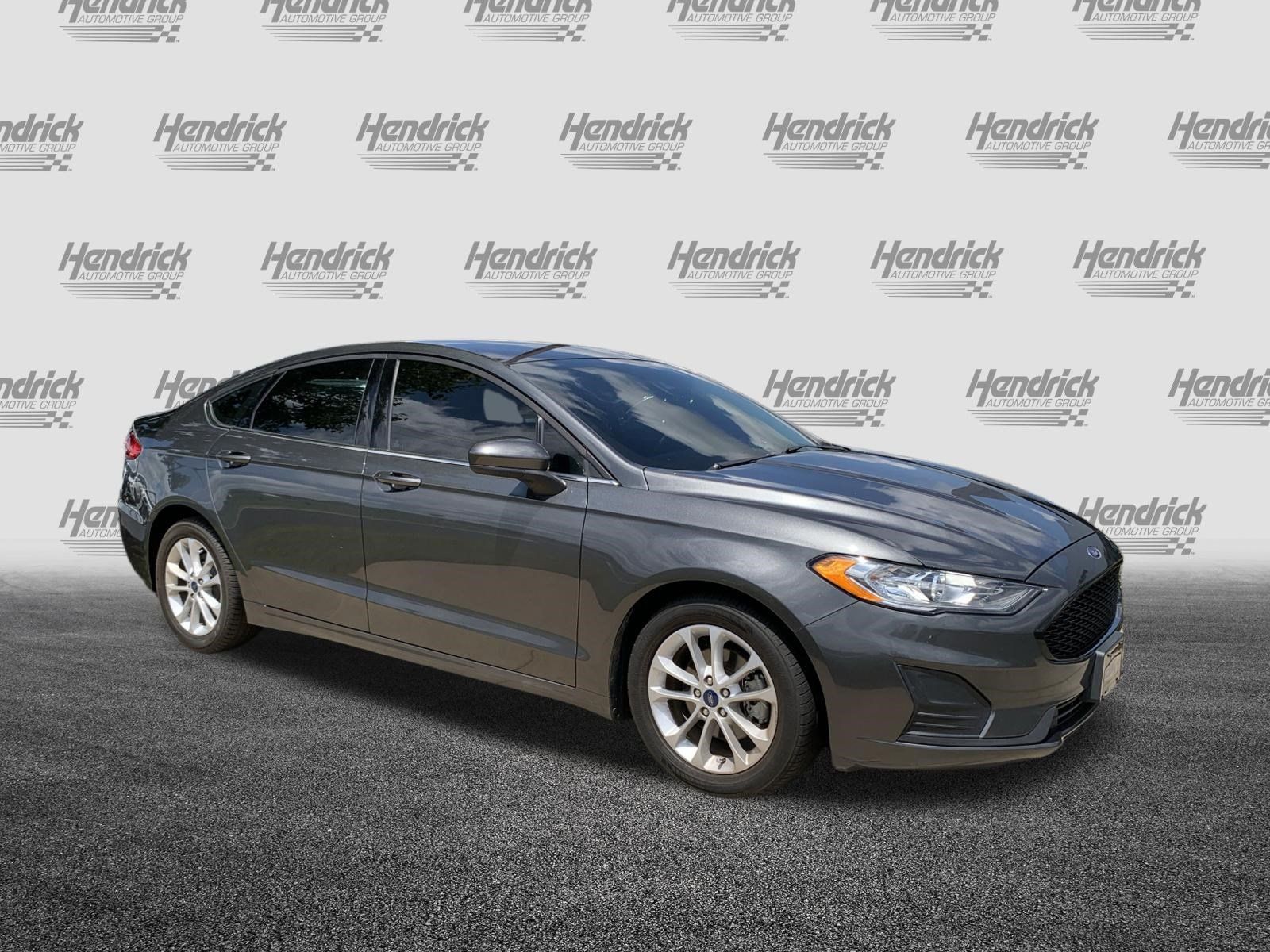 Used 2019 Ford Fusion SE FWD image 2