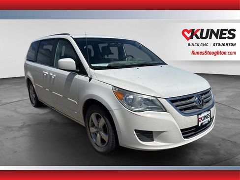 Used 2011 Volkswagen Routan SE FWD image 2