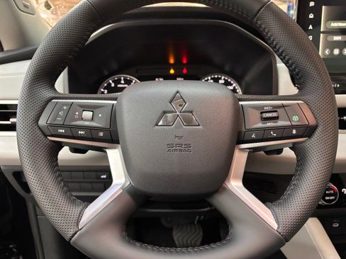 New 2025 Mitsubishi Outlander SE image 8