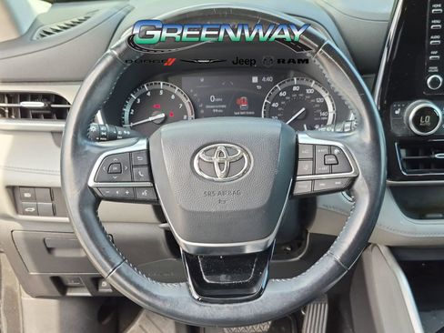 Used 2020 Toyota Highlander XLE FWD image 22