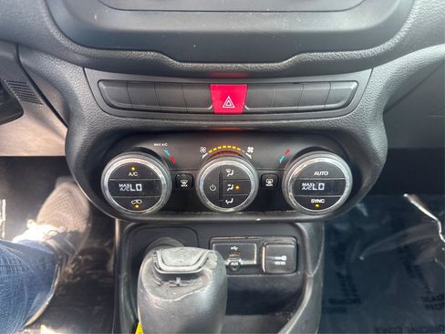 Used 2015 Jeep Renegade Latitude w/ Popular Equipment Group AWD/4WD image 20