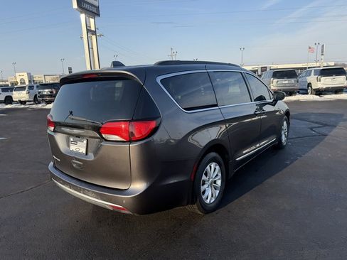 Used 2017 Chrysler Pacifica Touring-L image 3