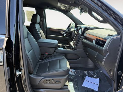 Used 2025 GMC Yukon XL Denali AWD/4WD image 19