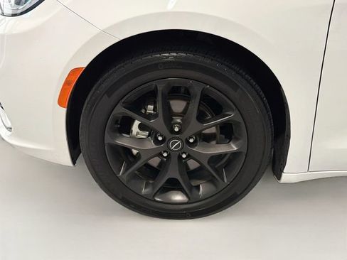 Used 2025 Chrysler Pacifica Limited FWD image 28