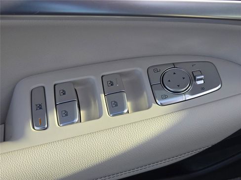 Used 2025 Genesis G70 2.5T image 23