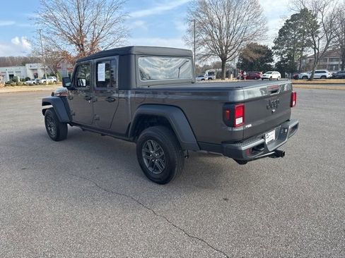Used 2025 Jeep Gladiator Sport image 3