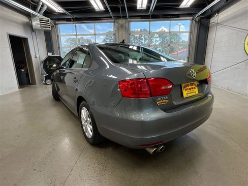 Used 2013 Volkswagen Jetta SE FWD image 3