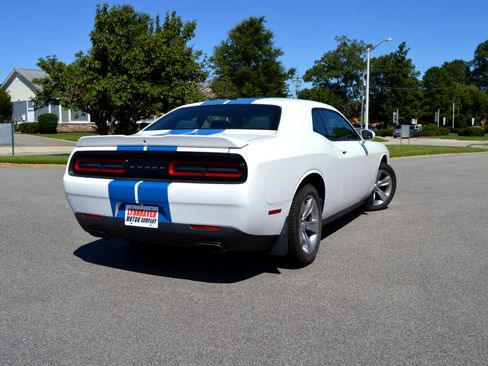 Used 2018 Dodge Challenger SXT image 4